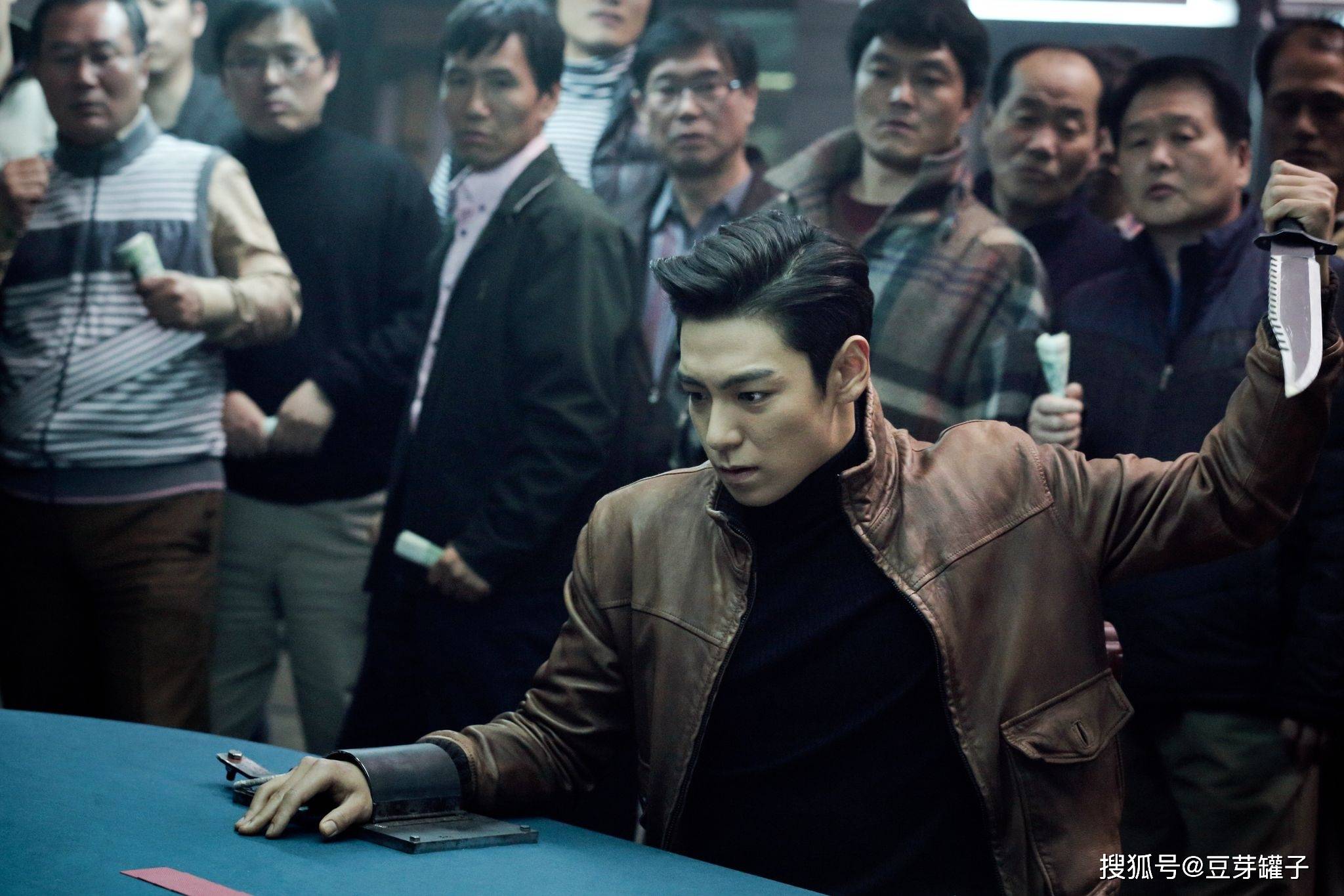 《老千2:神之手》,韩国经典赌片,为防老千,赌徒们脱光打牌