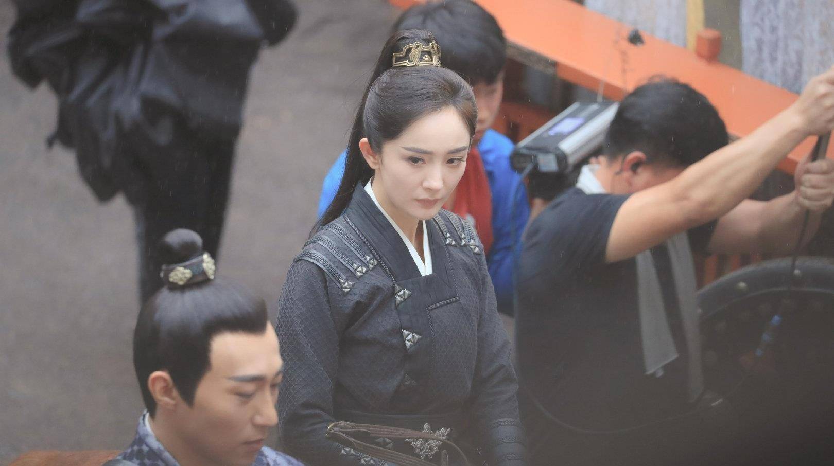 原创杨幂斛珠夫人曝光新路透一身淡粉色长衫仙气满满有白浅那味儿了