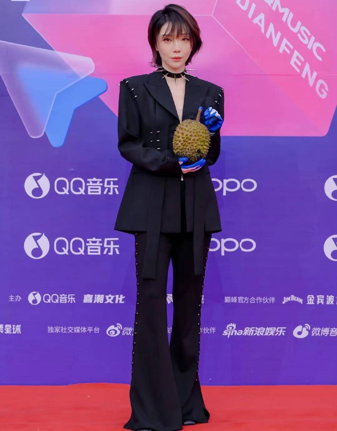 音乐盛典红毯鞠婧祎美翻全场吉克隽逸像蜘蛛精ella的脸咋了