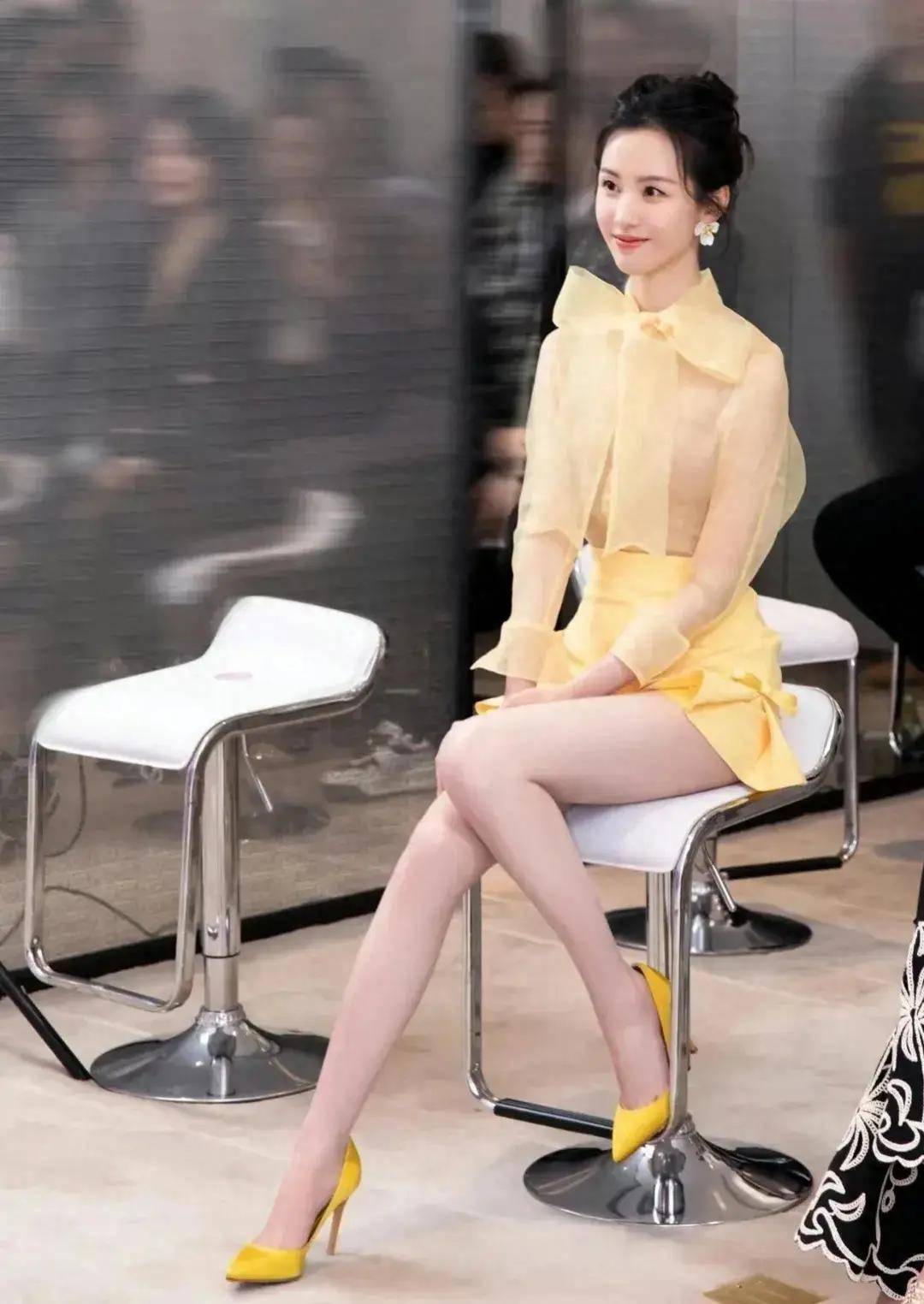 中国南方航空公司的校花陈都灵穿着薄纱上衣搭配黄色超短裙，瞬间让你焕然一新。