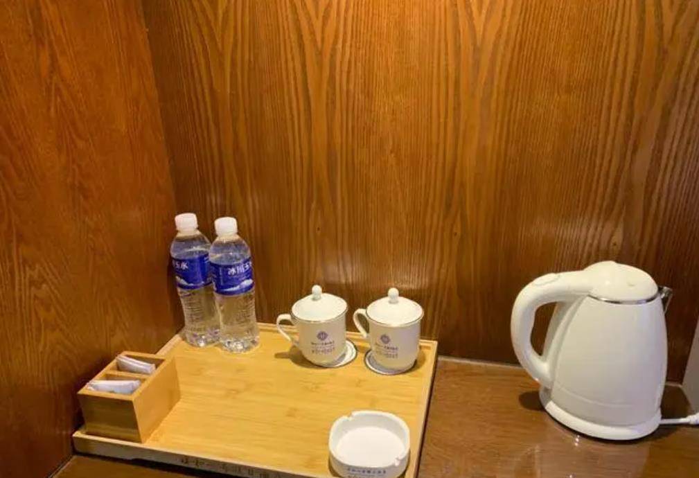 原创注意住酒店时千万不要再喝房间里的矿泉水了很多人都已经中招