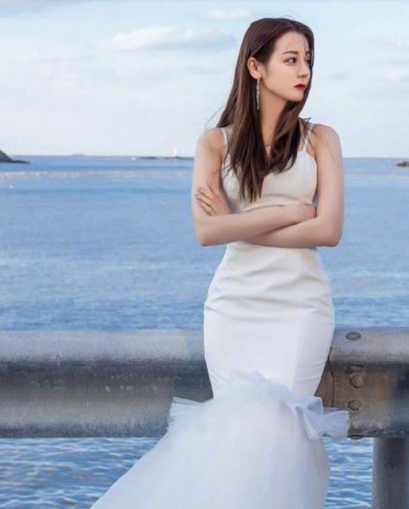 原创迪丽热巴连续6天登顶艺人榜单新剧口碑炸裂播出后日均增粉10万