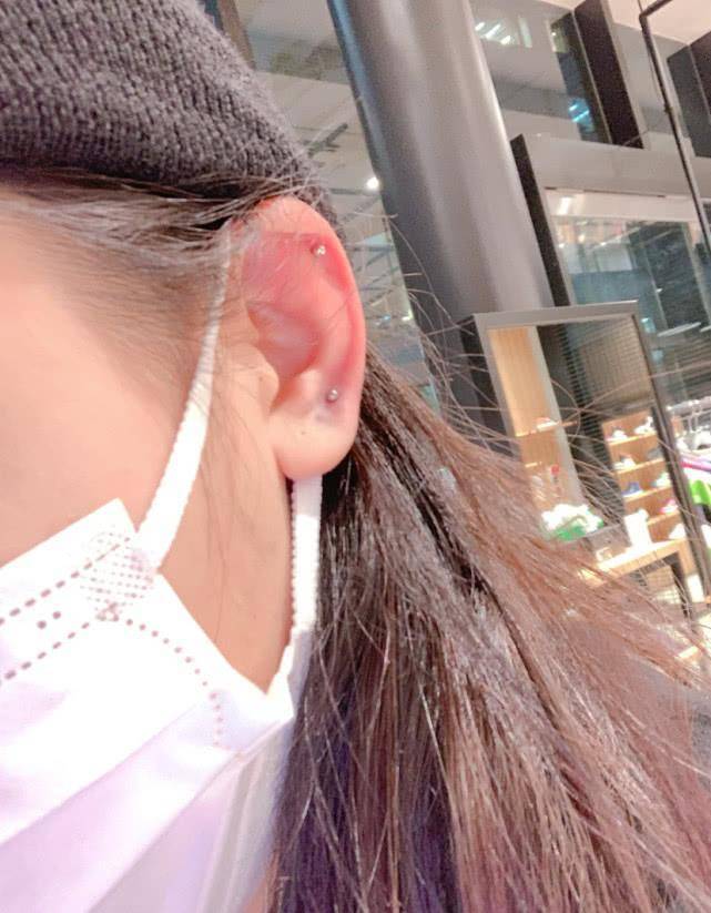 原创杨超越牙疼疼到上头彻夜未眠但也阻止不了耍酷全副武装的酷女孩