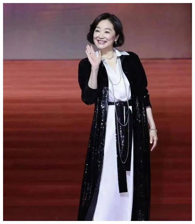 看了69岁林青霞的素颜照才知道不扮嫩不暴露也是一种优雅