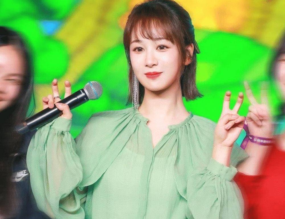 杨紫穿着一件薄荷绿色的衬衫和一条白色包臂鱼尾裙