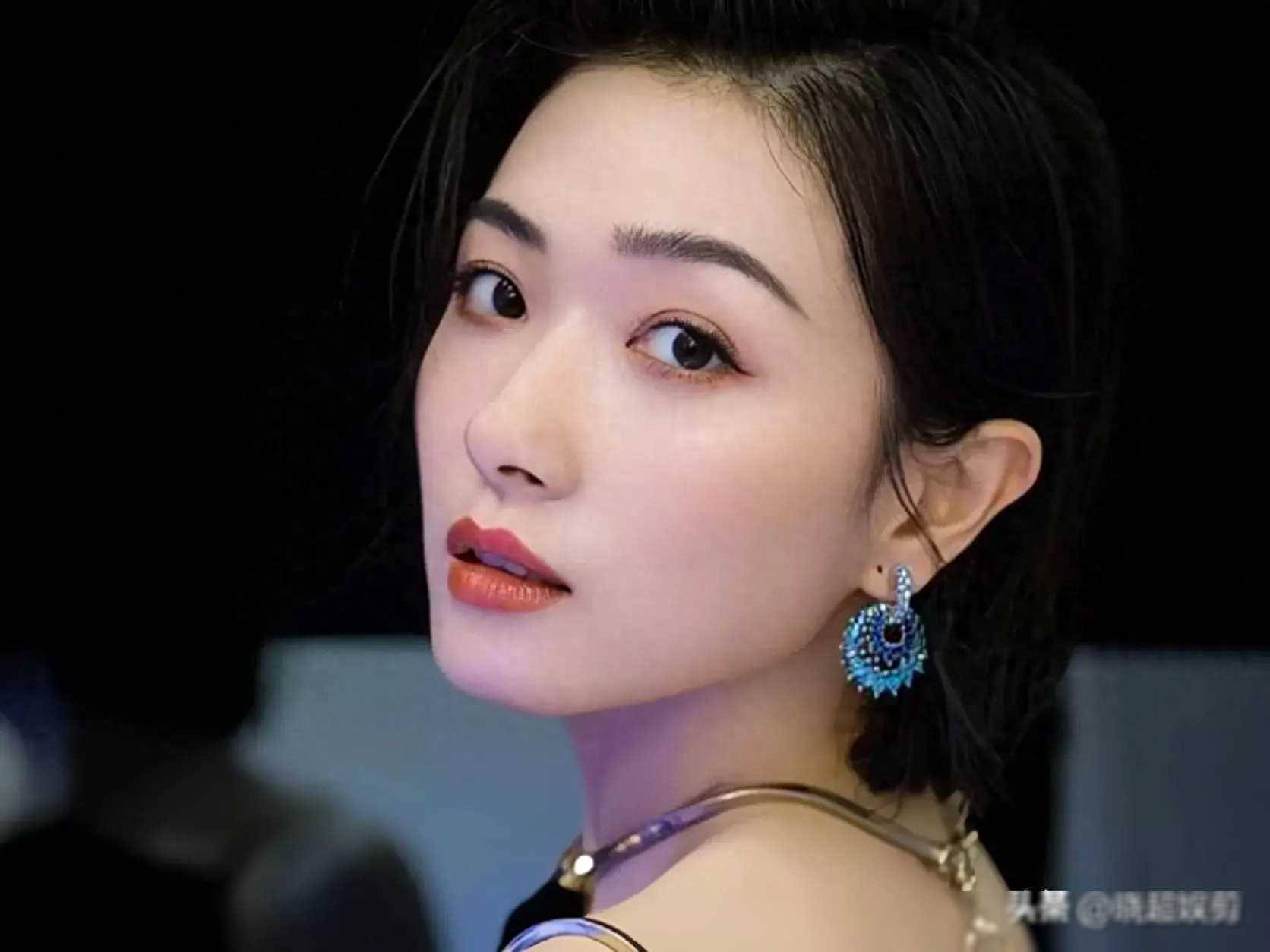 首当其冲的是米兰达·奥托,55岁的她依然保持着年轻的活力和美丽.