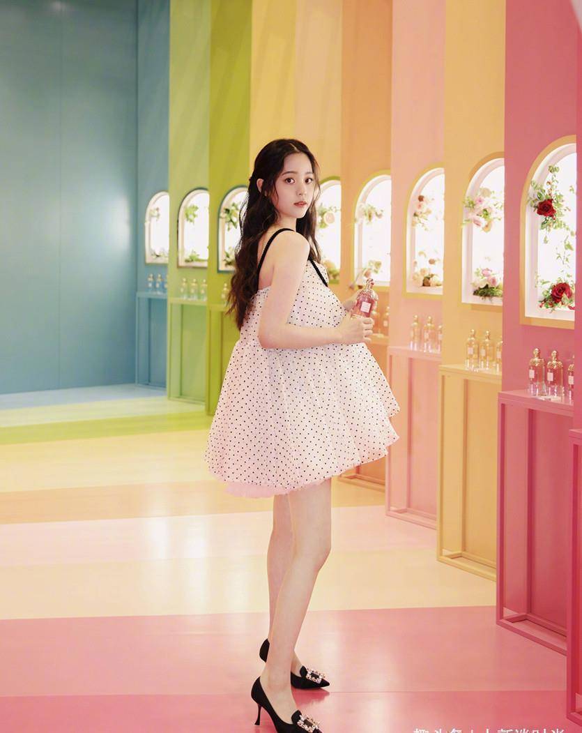 刚成年不会挑衣服?学学欧阳娜娜的穿衣方法,时髦活泼还好看