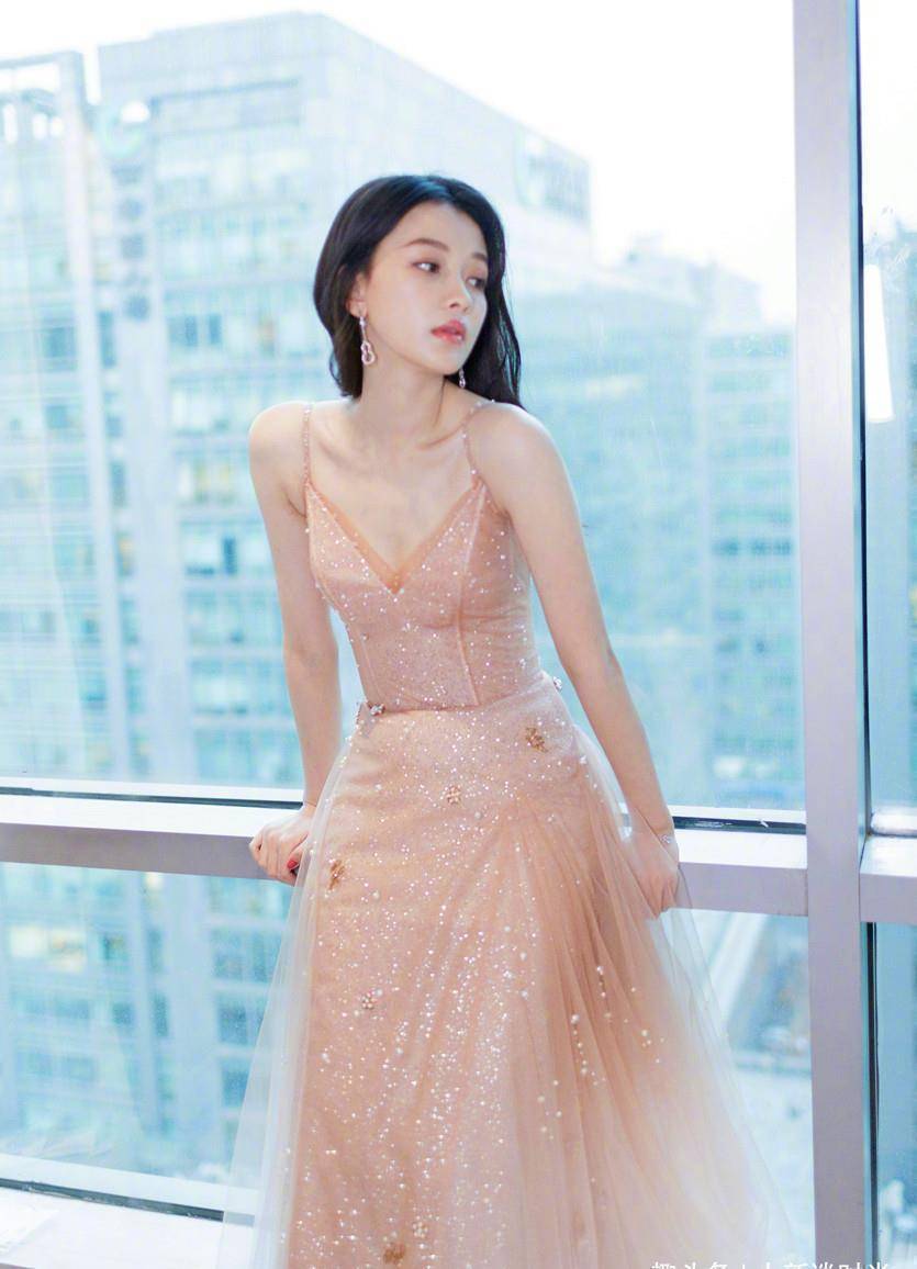 原创孙怡终于放弃清纯路线穿深v吊带初显时尚身材曼妙太撩人