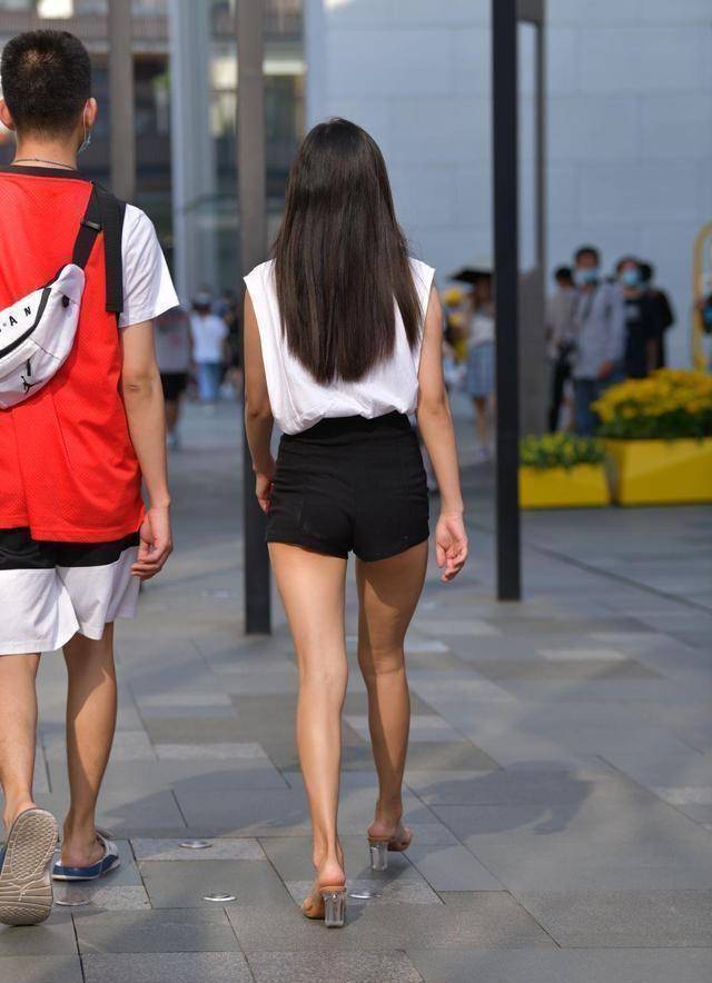 白色无袖背心搭配黑色短裤,清爽百搭有活力,大长腿太惹眼了!