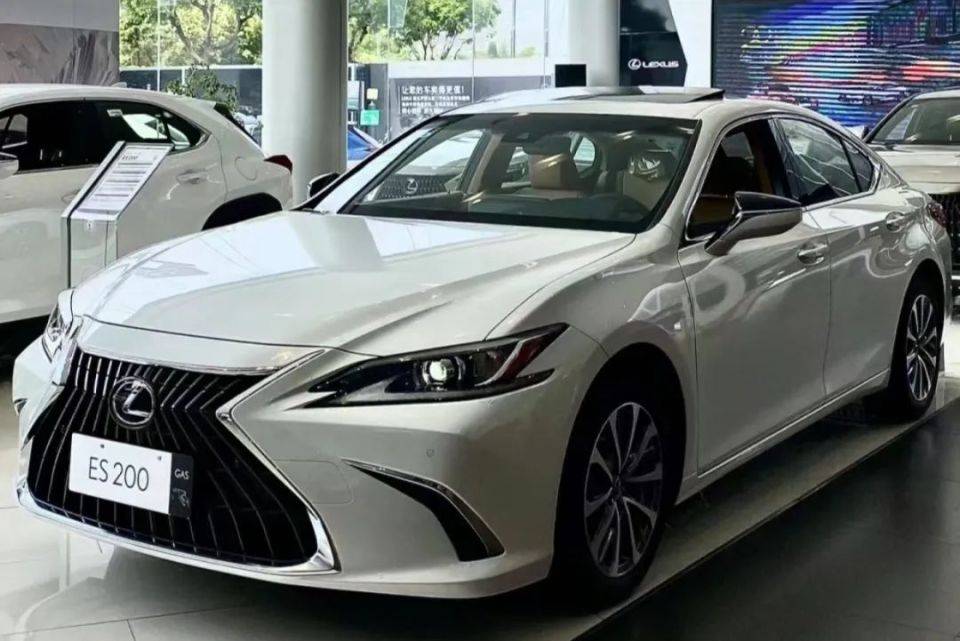 总的来说,雷克萨斯es200以其奢华,舒适和出色的性能成为了豪华轿车