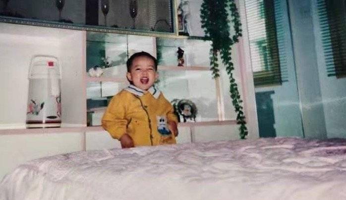 这张照片应该是肖战小时候在自己家里拍的.