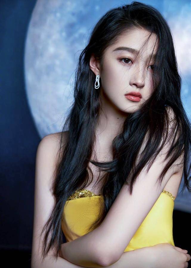 原创关晓彤一身黄色礼服凸显好身材与鹿晗应援色遥相呼应鹿嫂有心了