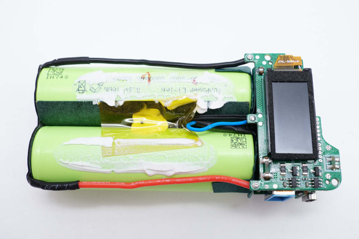 小巧精致还自带usb-c线,安克229元新款自带线充电宝拆解看看用料_移动