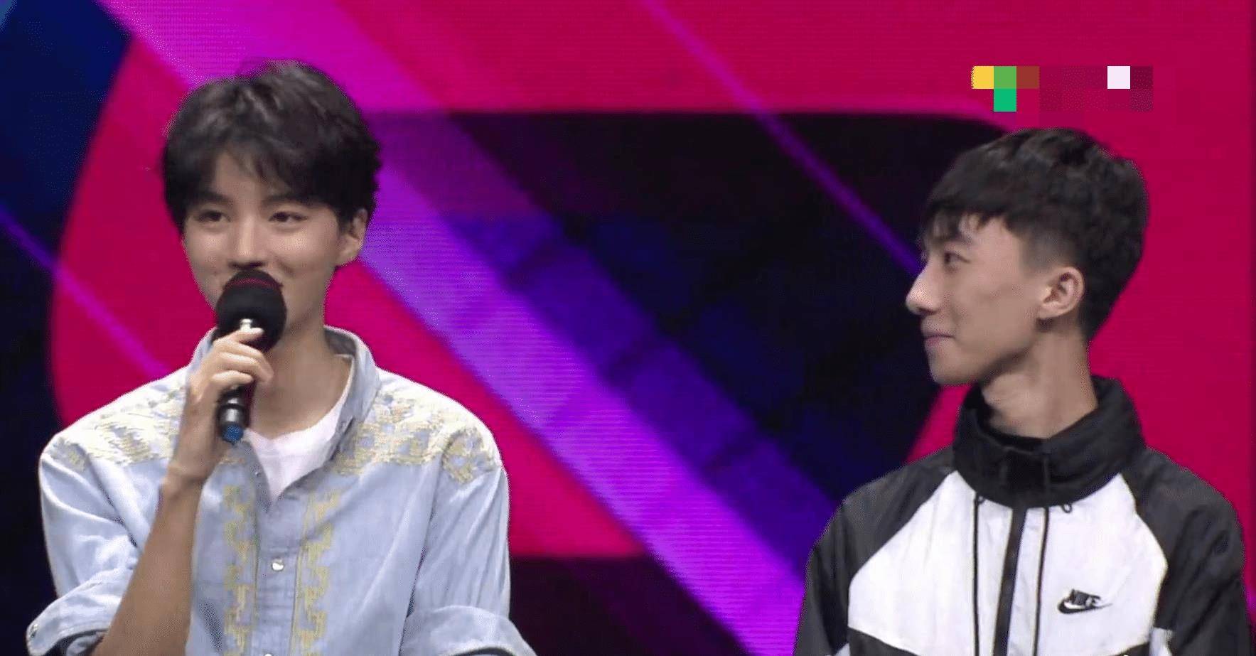 王俊凯被怼脸拍视频脸上毛孔清晰可见通宵两天皮肤状态很意外