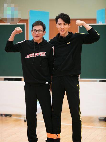 本以为吴尊才是冻龄男神直到看见他73岁父亲确定不是哥哥