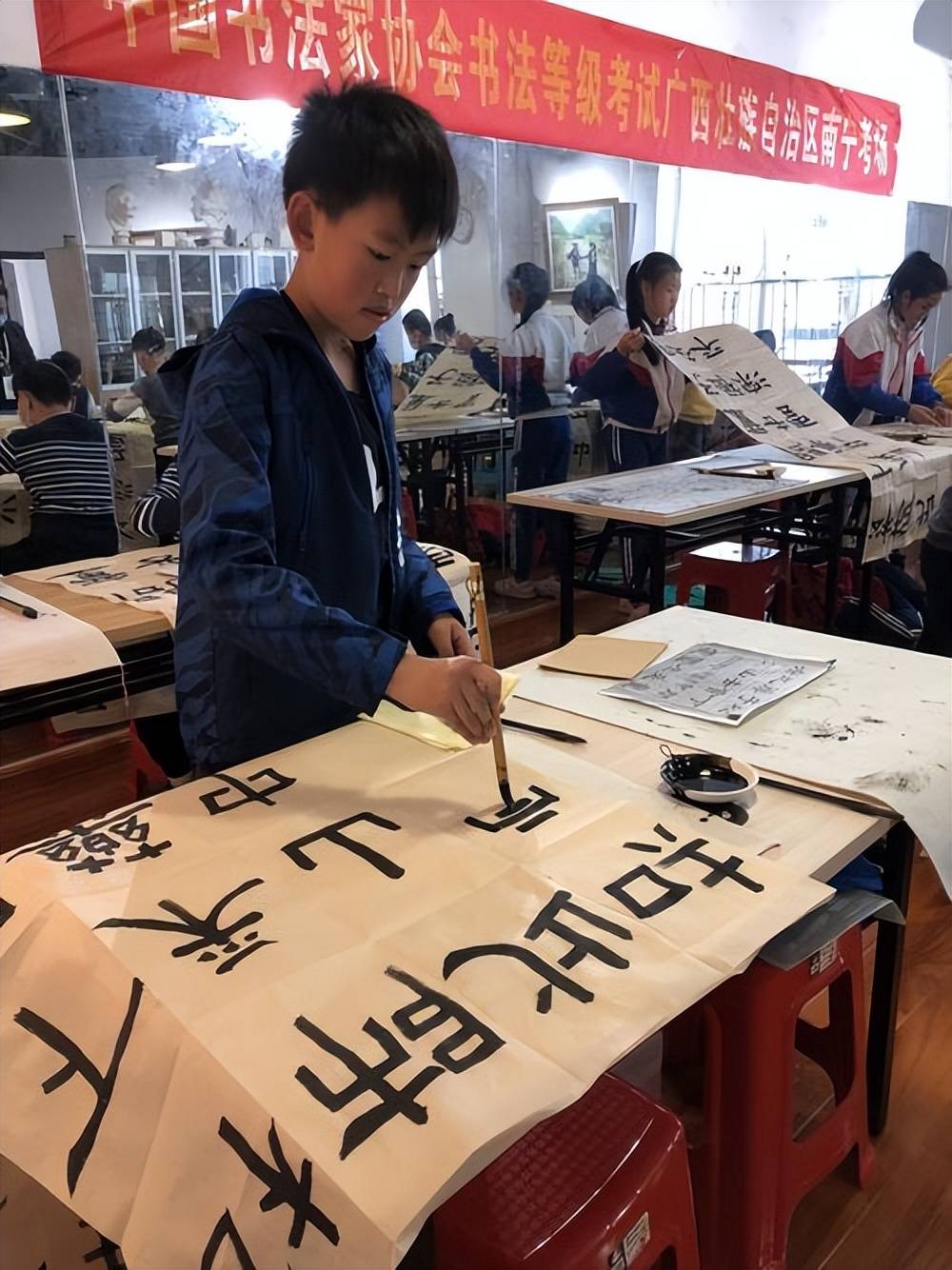 李俸春书法家泰洋翰墨书法教育创办人学习书法可以提高孩子的审美能力