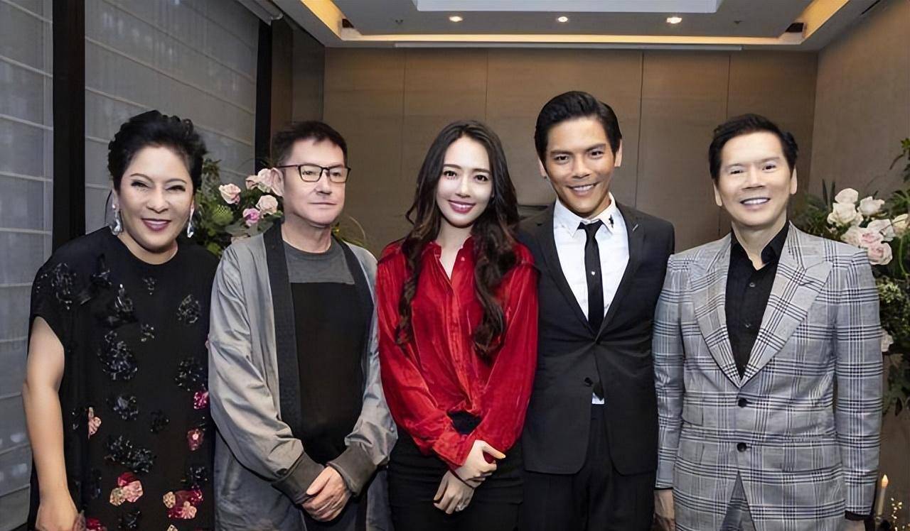 李小龙前女友丁佩为啥能让向华强养她40年向太都得乖乖叫姐姐