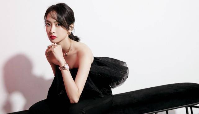 原创宋茜再次挑战新风格薄纱抹身材礼服搭配西装裤身材比例太绝了