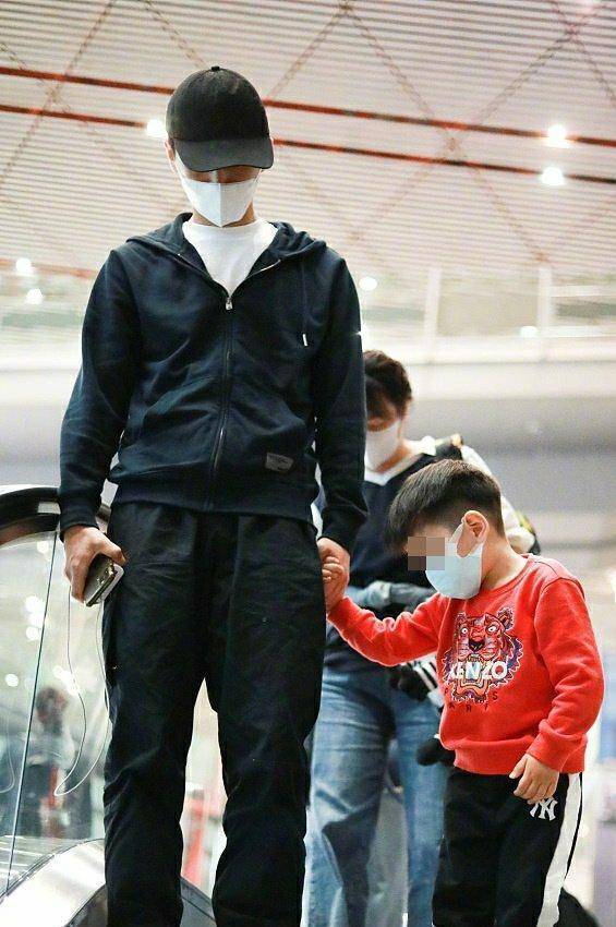 陈晓带儿子小星星现身小家伙全程蹦跳不停看着像是个淘气包