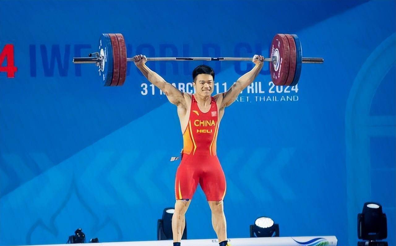 爆冷丢金!30岁举重奥运冠军被黑马绝杀,对手破世界夺_