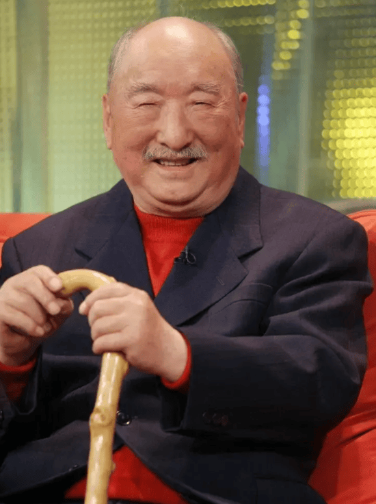 陈佩斯携儿子祭拜父亲与冯巩形成鲜明对比陈大愚动作惹称赞