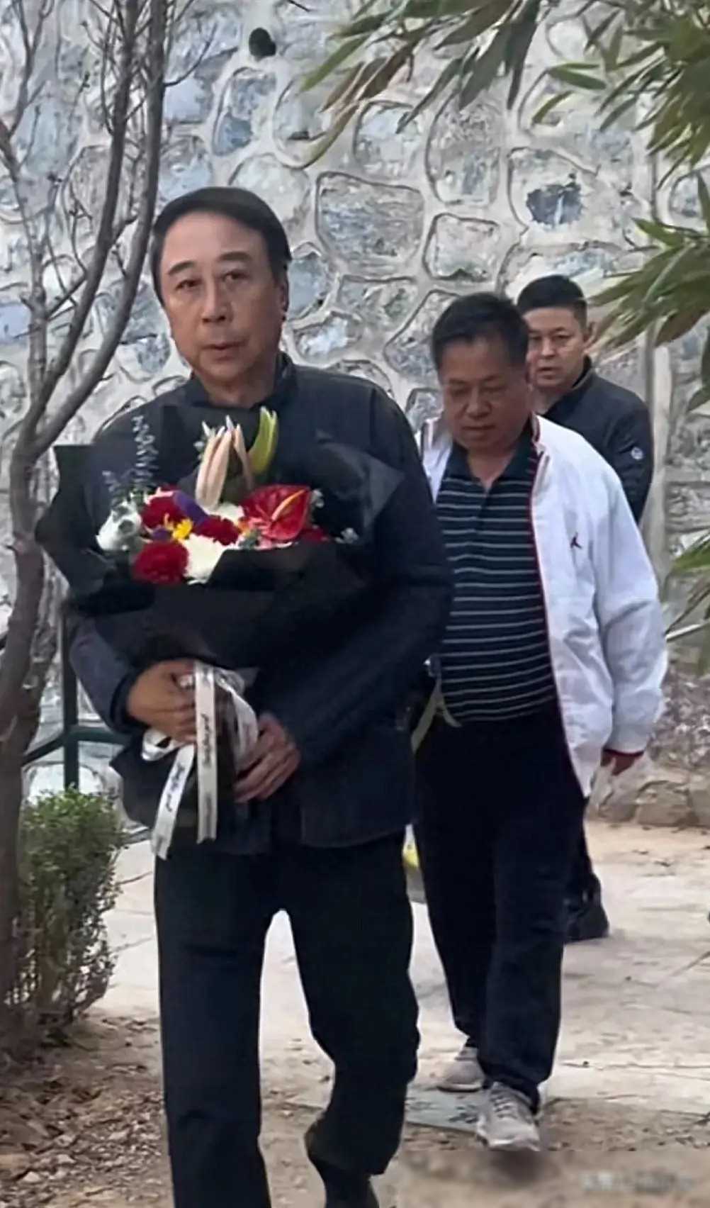 随后,众人在刘全刚的主持下,向马季三鞠躬,表达对恩师的尊敬与怀念.