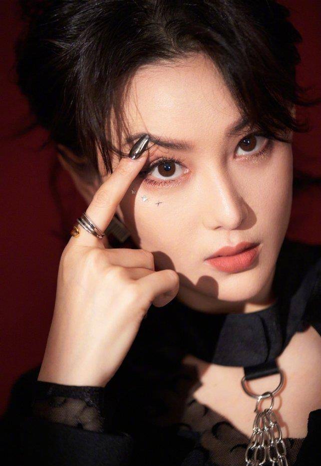 原创张馨予首次挑战说唱穿搭酷帅比例优越粉丝可以接偶像剧男主