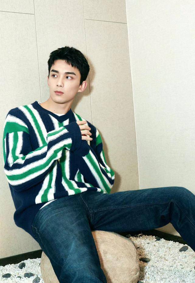 吴磊穿竖条纹毛衣搭配牛仔裤,清爽阳光又帅气