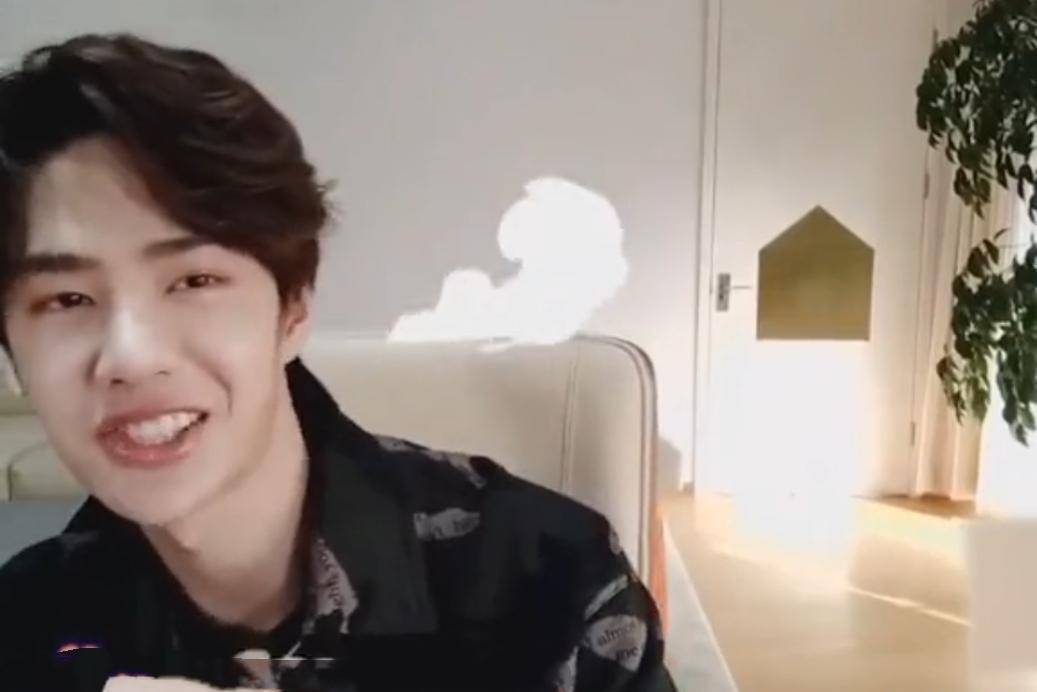 最新天天王一博换了新衣服张天爱展示衣帽间现场笑的合不拢嘴