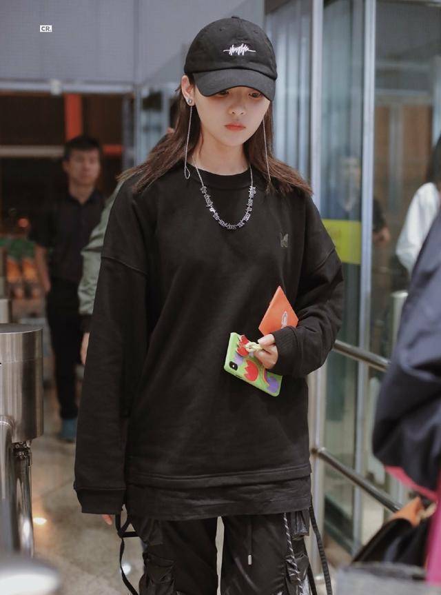 原创杨超越一袭淡黄色碎花裙搭配双麻花辫造型满满的复古风