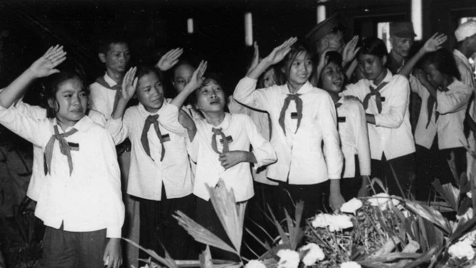 原创50年前越南胡志明葬礼老照片民众为国父痛哭黎笋武元甲出席