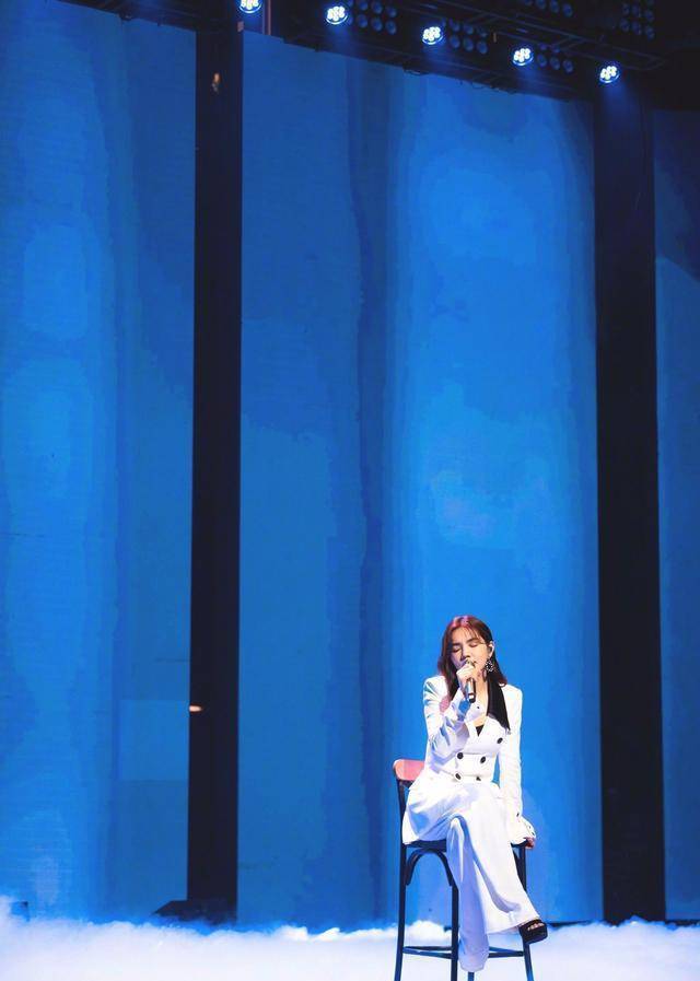 原创ella参加青你2导师散发女性魅力穿搭很值得职场女性参考