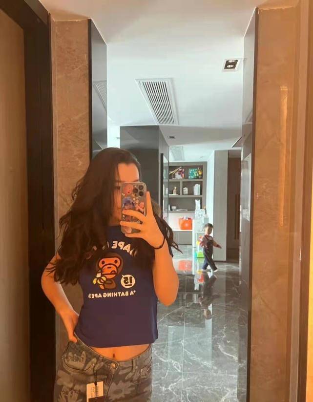 王斯然微博晒图一家三口甜蜜日常gai被夸有少年气