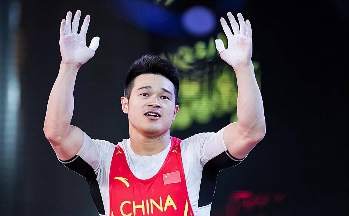 30岁举重奥运冠军被黑马绝杀,对手破世界纪录夺金牌_石智勇_比赛_球迷