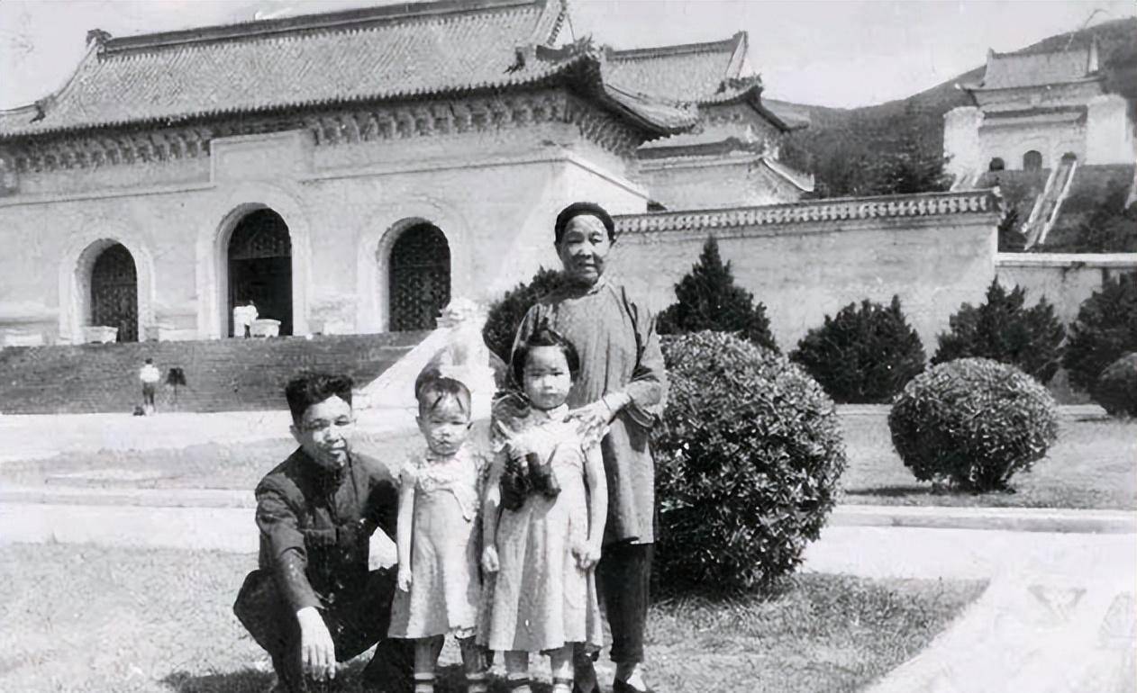 他是西康军区原司令员,23岁入党,49岁授中将,母亲却在街边乞讨_刘忠