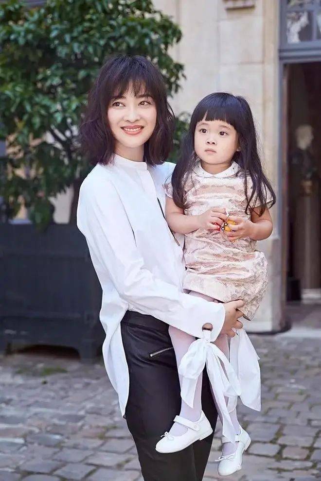 原创47岁梅婷换发型美出新高度羊毛卷发太显嫩了与小39岁女儿同框像