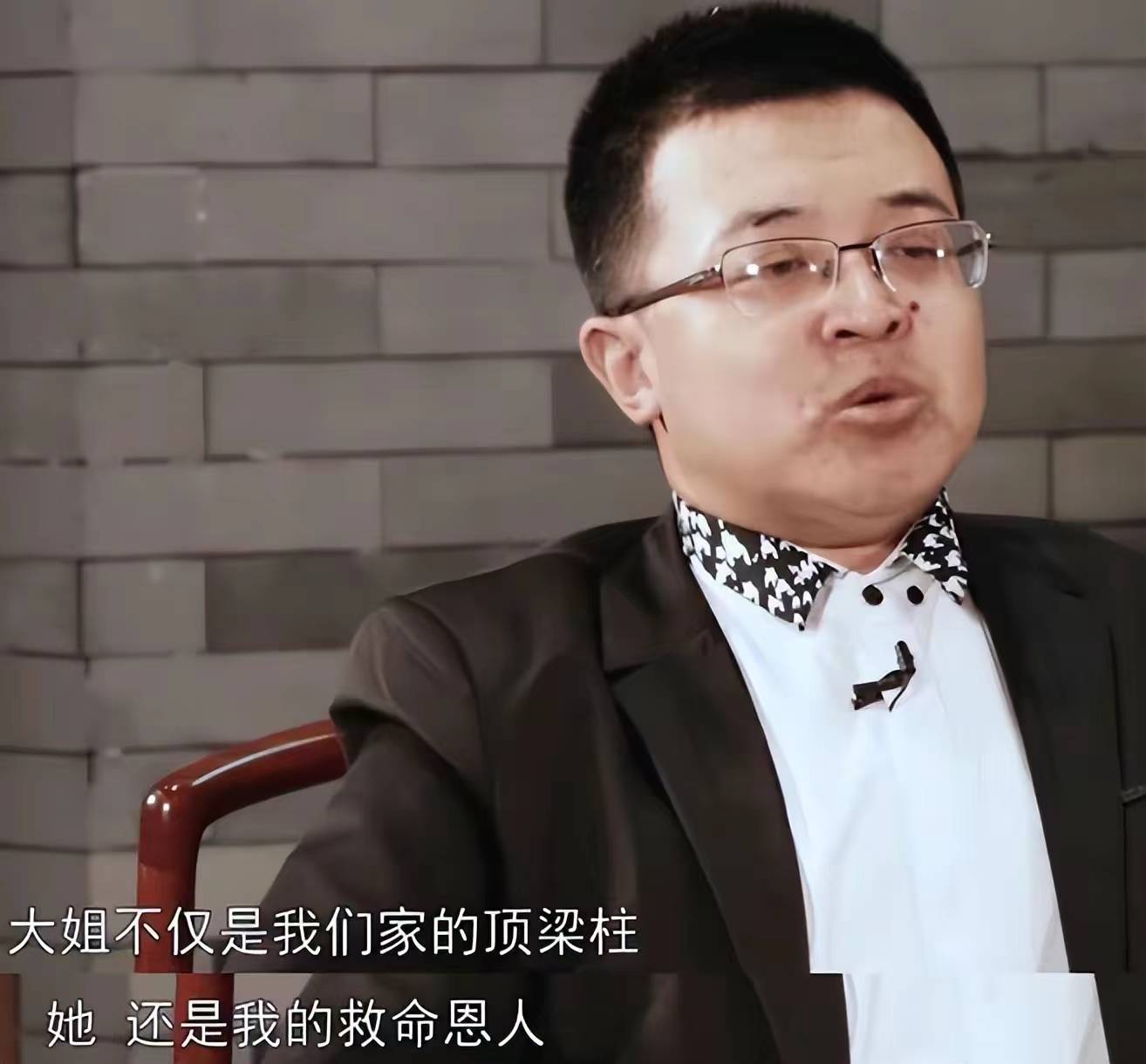 墓前疑澄清抢遗产传言,贡品彰显深情_张学松_弟弟_陵园