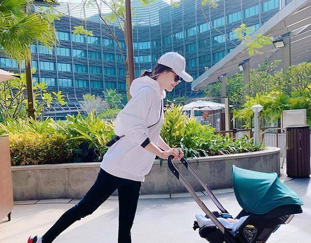 原创周励淇罕秀幸福晒老公视角照推儿外出身材苗条四肢纤细惹人羡