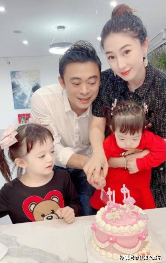 但贾晓晨也开始学着理解,体谅老公,现在樊少皇是家里的顶梁柱,虽然