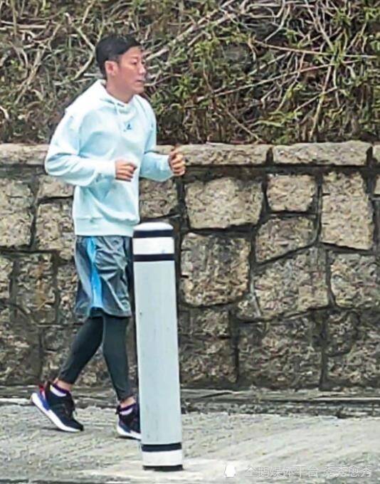 跑斜坡不喘,盼增强体力陪5岁龙凤胎_国斌_生活_成龙