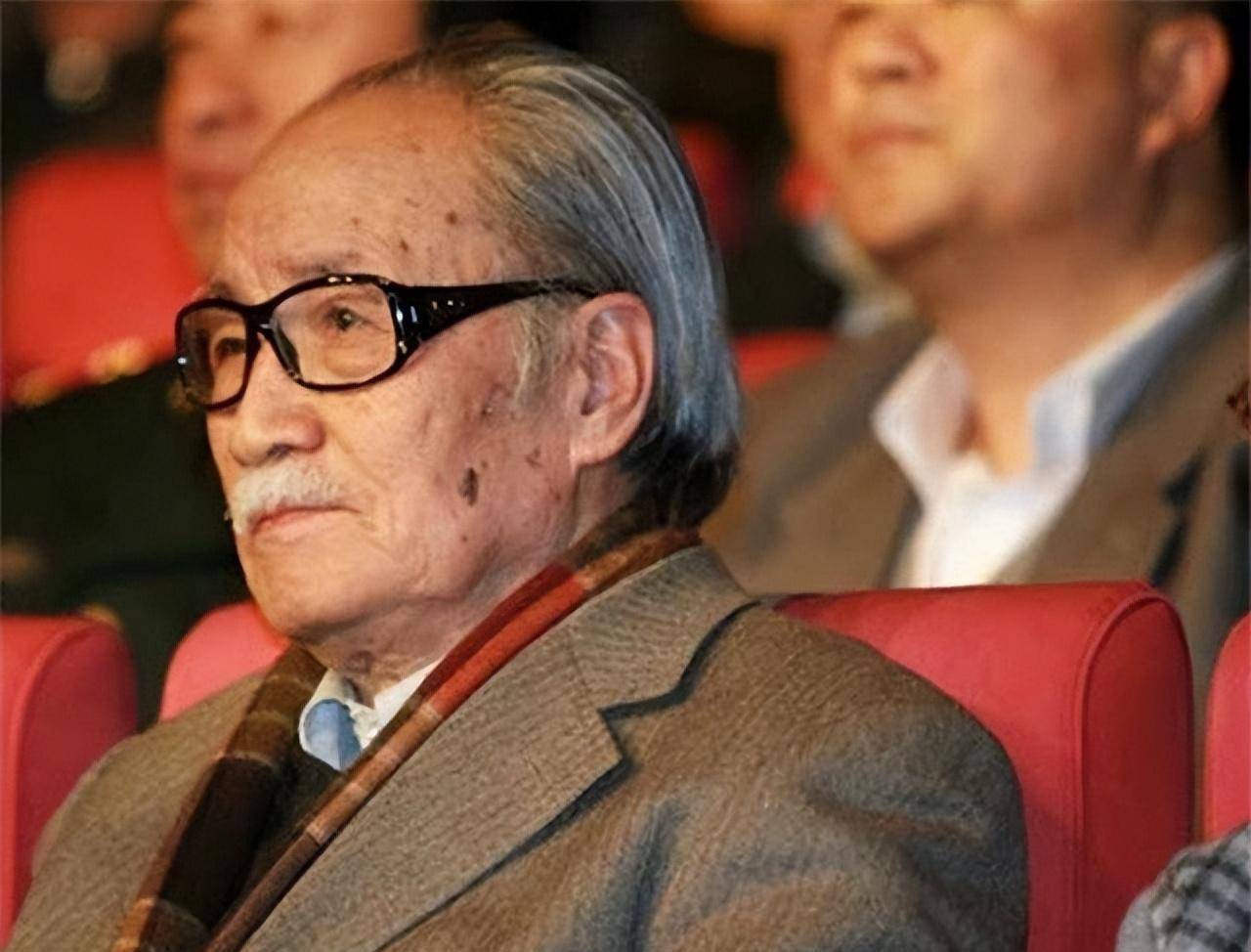 葛存壮追悼会葛优手持父亲照片吻别后失声痛哭