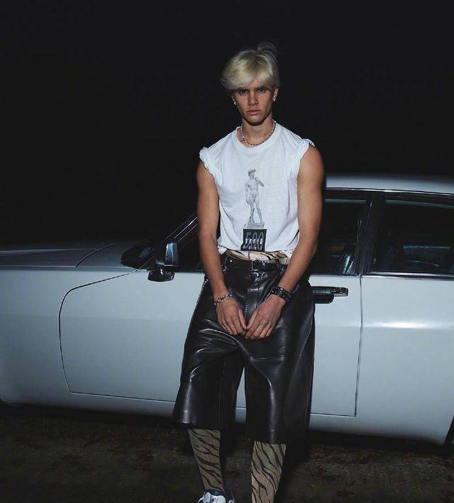 除了足球,罗密欧还传承了小贝喜欢纹身的乐趣,他的小腿上新增了一个