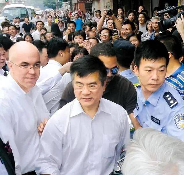 他是美国华裔部长,多次打压华为,卸任后回国疯狂捞金,结局凄惨_骆家辉