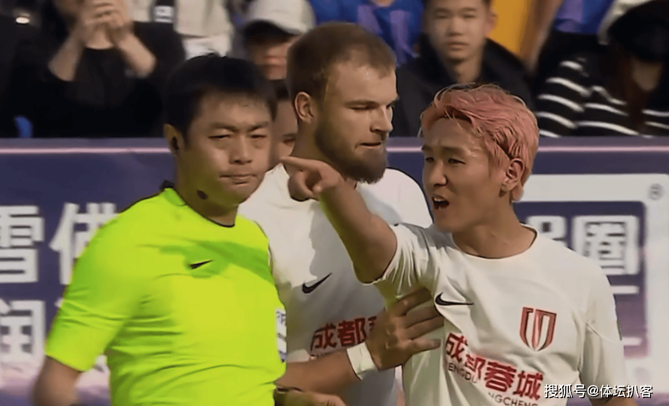 脾气火爆韦世豪怒踢皮球染黄做手势挑衅天津球迷半场被换下