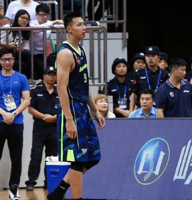 原创阿联王者归来之战变闹剧摔球鞋离场遭外援忽视