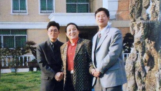 原创站在伪气功大师王林王府前感叹昔日豪华别墅门前野鸽横飞
