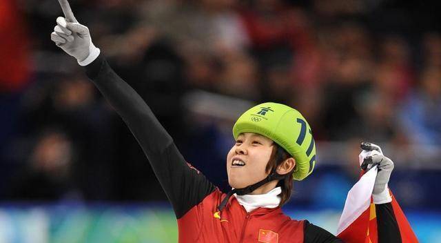 二零一四年索契冬奥会即将开始,可王濛在训练时意外摔倒,右脚骨折,无