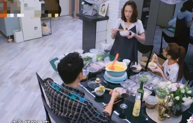 原创比郭碧婷还宠爱犬陈乔恩跟好友吃火锅用筷子夹菜喂狗狗吃