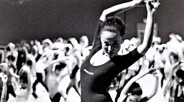 健美女皇马华的最后一课:身上出现大片红紫斑痕,一如既往忙工作_健身