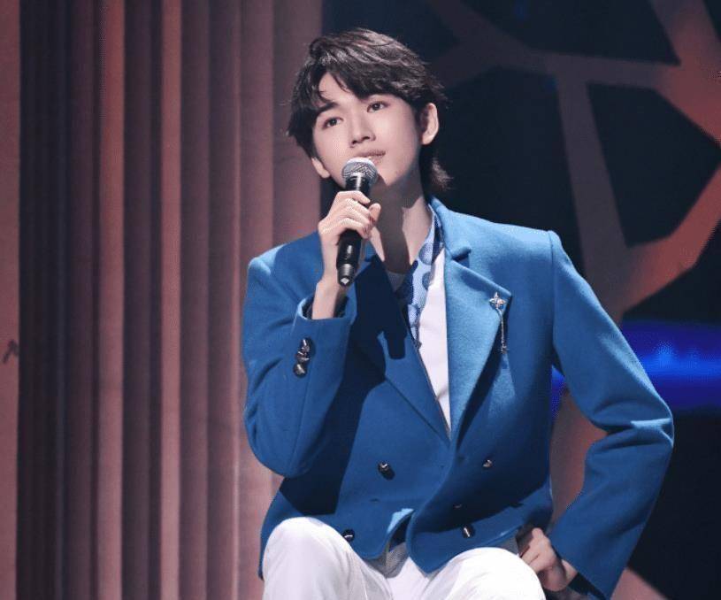 原创宋亚轩晒日常练舞视频一身黑色帅气又高冷谁料手臂线条更吸睛